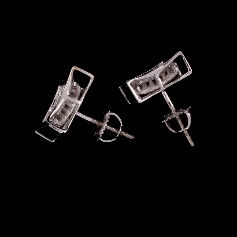 ÖRHÄNGEN, ett par, 14k vitguld med prinsesslipde diamanter, totalt ca 1.50 ct, utländska stämplar. Vikt 3 g.