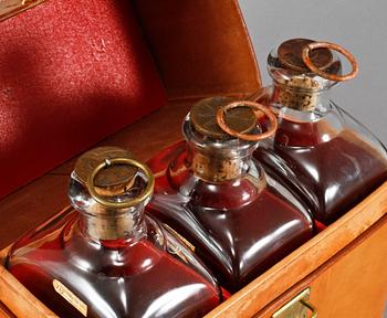 RESESCHATULL, läder med BRÄNNVINSFLASKOR, 3 st, Pukeberg, omkring 1900-talets mitt.