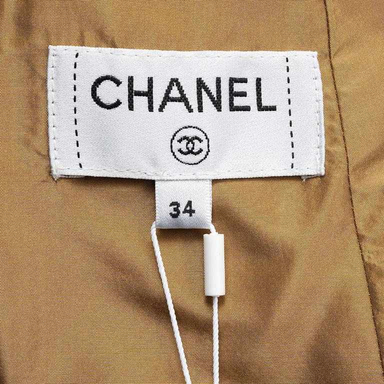 Chanel, a gold bouclé skirt, size 34.