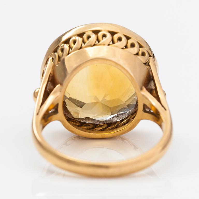 An 18K gold ring with a citrine. E.P. Alholinna, Helsinki 1957.