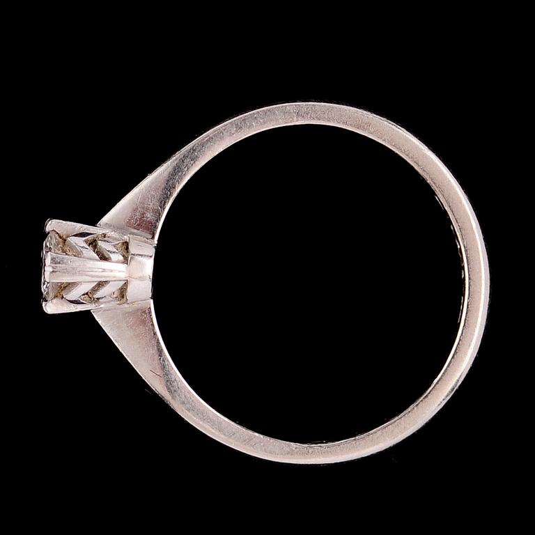 RING, 18 k, med briljant 0.20 ct enl gravyr. Tot vikt ca 3 g.