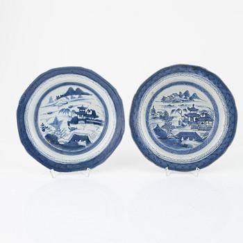 A Chinese blue and white service, 22 parts, Qing dynasty, 19th century.