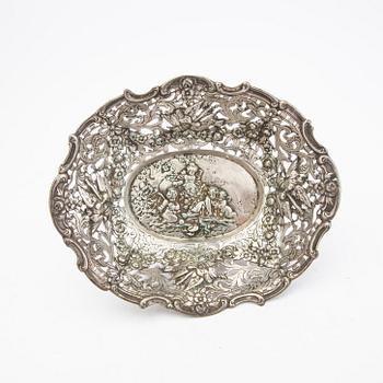 A 20th century Rococo style silver bowl, weight 232 grams.