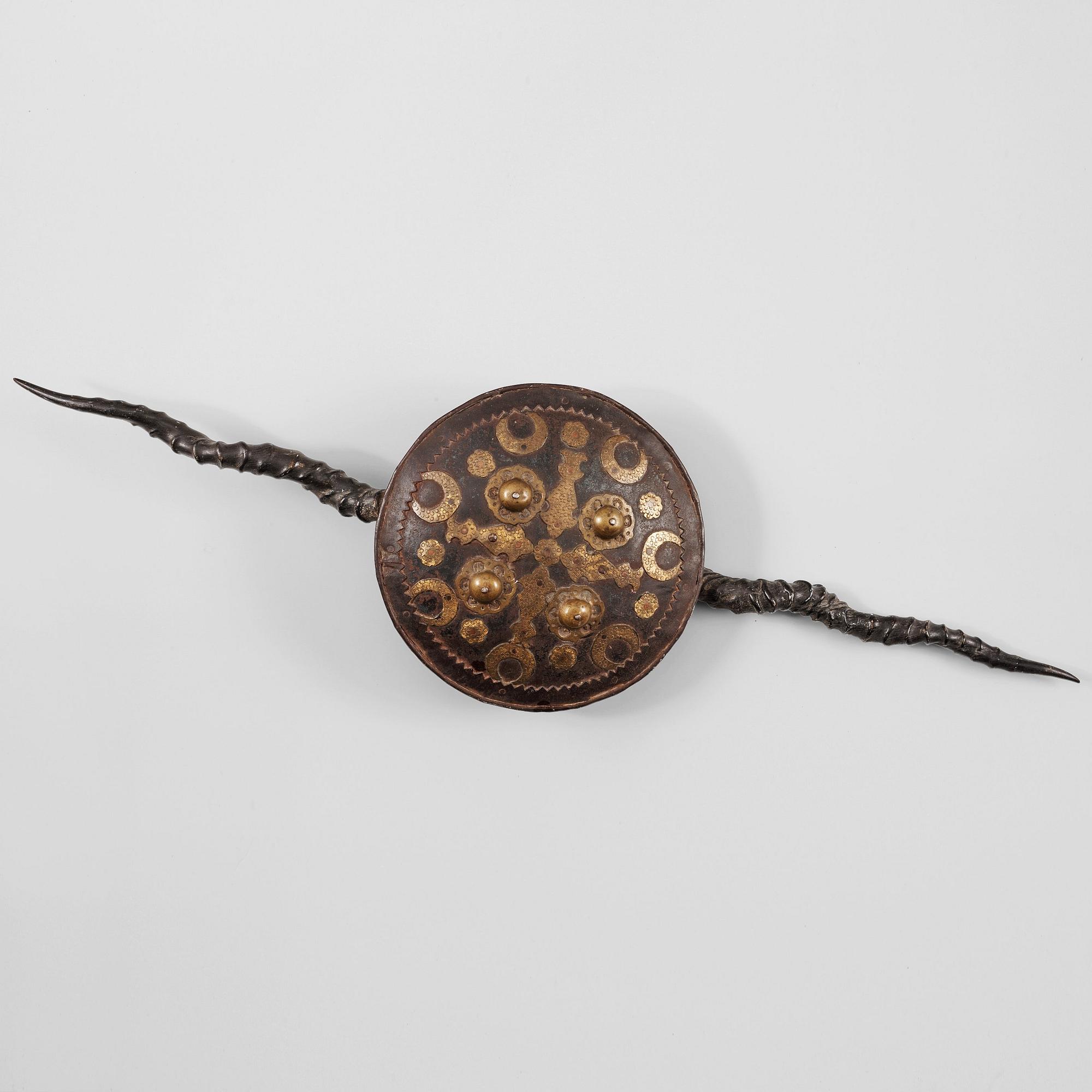 MADUSKÖLD, horn, brons och mässing. Indien, 1800-tal.