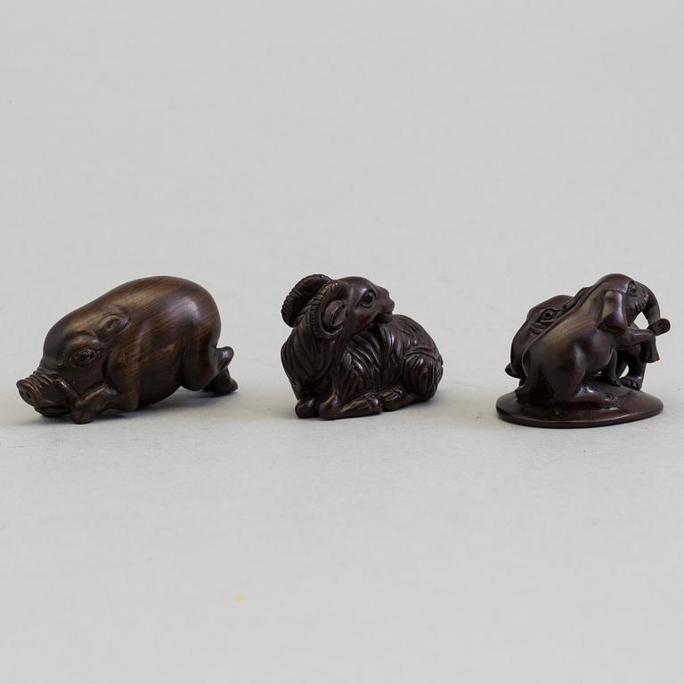 NETSUKE, tre stycken, trä. Japan, 1900-tal.