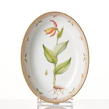 Fat samt desserttallrik, porslin. "Flora Danica", Royal Copenhagen, Danmark, 1900-tal.
