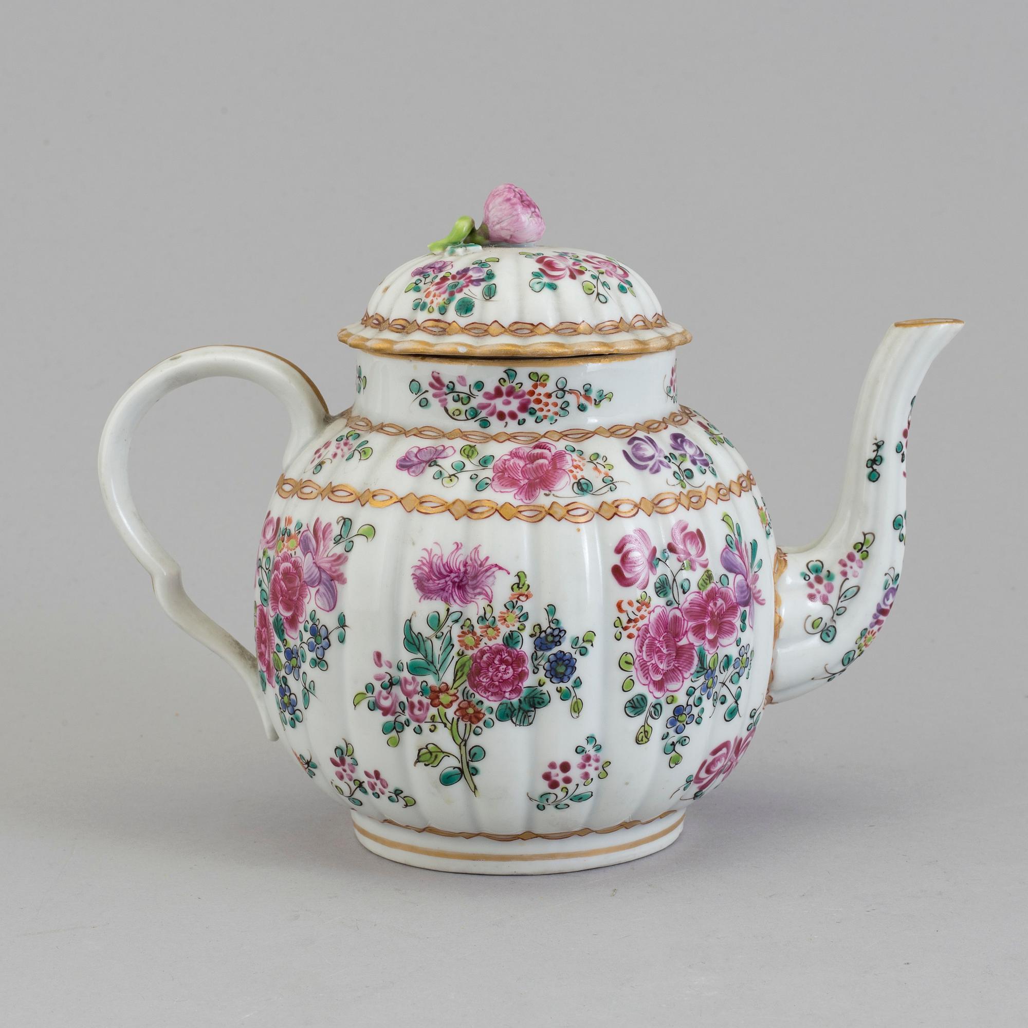 A SAMSON PORCELAIN TEAPOT, France, 19th/20th century.