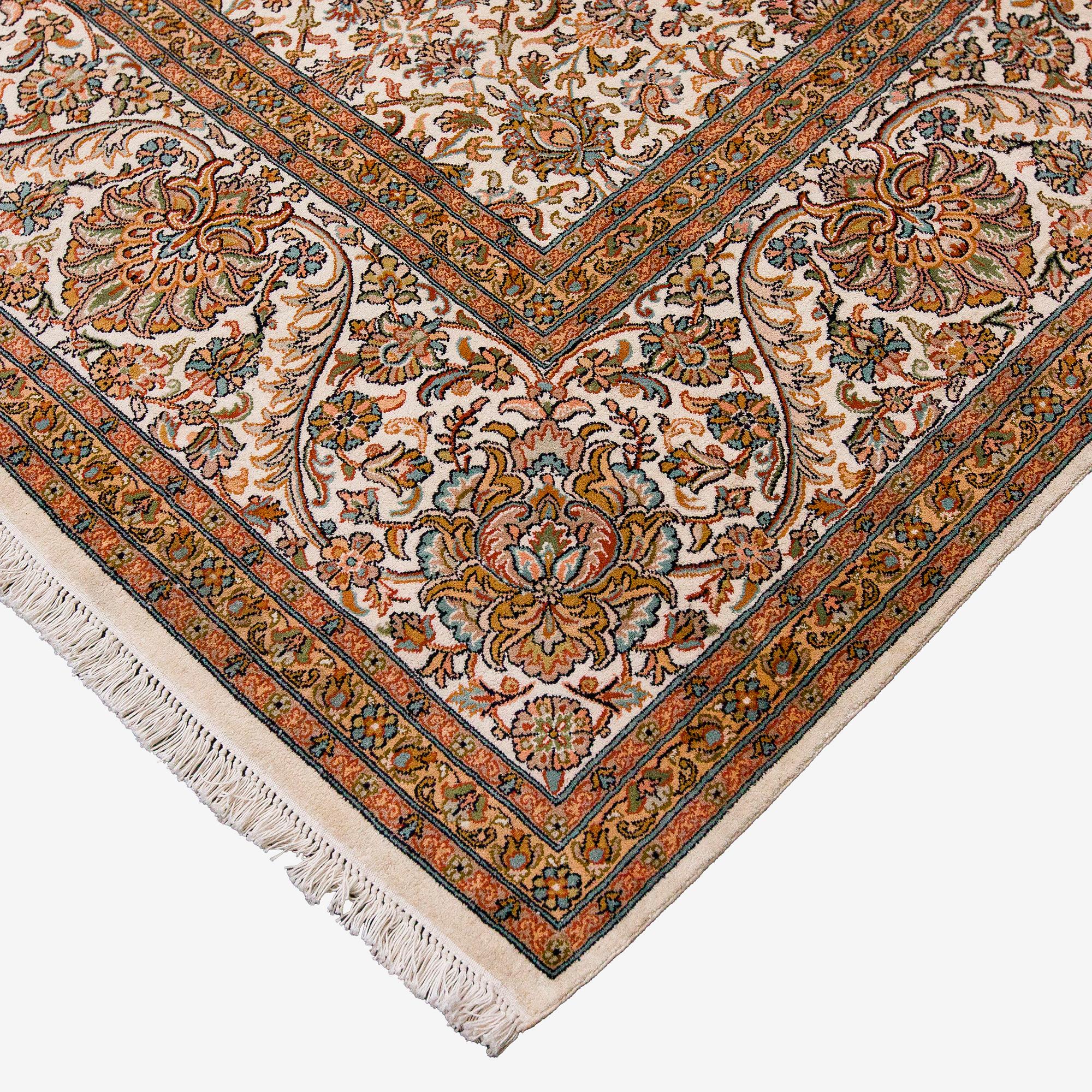 Matta, Kashmir, silkkiä, noin 312 x 425 cm.