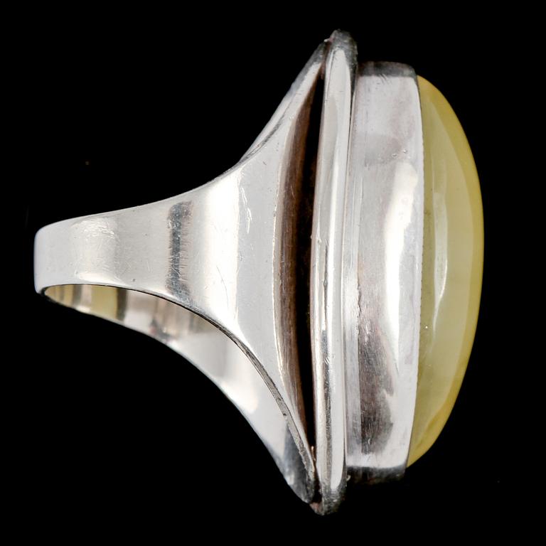 RING, sterlingsilver, troligtvis med gul topas, Herman Siersbol, Danmark, 1900-talets tredje kvartal. Vikt 10 g.