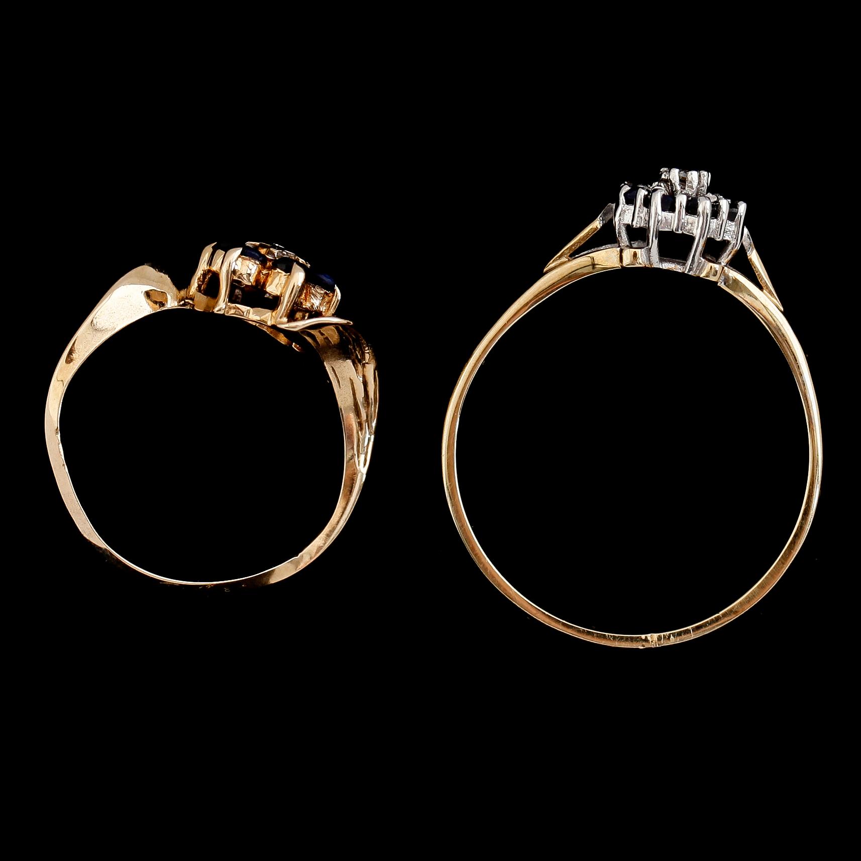 RINGAR, 2 st, 9 k guld med diamanter samt blå stenar. Total vikt ca 3 gram.