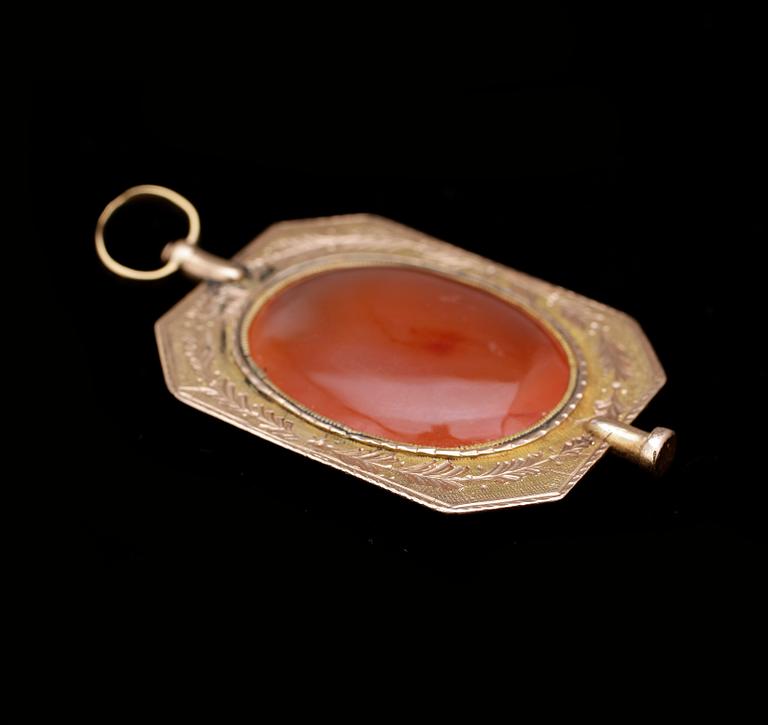 URNYCKEL / HÄNGE, 18k guld med karneol, Sverige omkr 1700/1800.