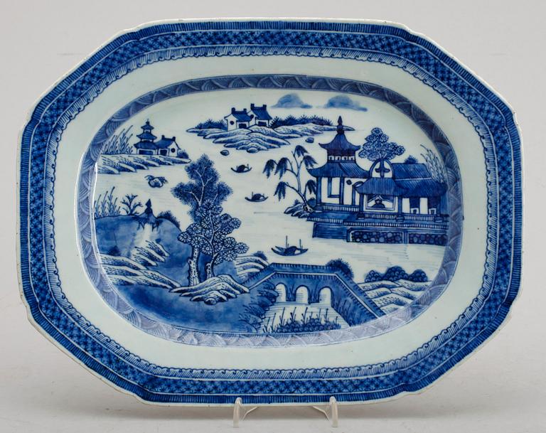 STEKFAT, porslin, Kina, sekelskiftet 1800.