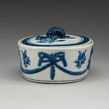 A blue and white tureen with cover, Qing dynasty, Qianlong (1736-95).