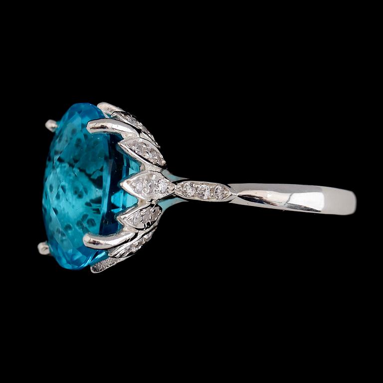 RING, vitguldsoläterat sterlingsilver, blå topas ca 8.65 ct, vita safirer tot ca 0.42 ct.