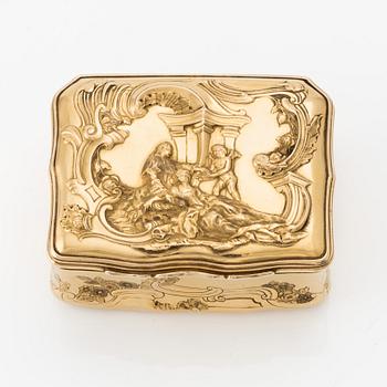 An antique German gold repoussé snuffbox with interior gouache miniature, retailed by Jahn & Bolin, St Petersburg c.1840.