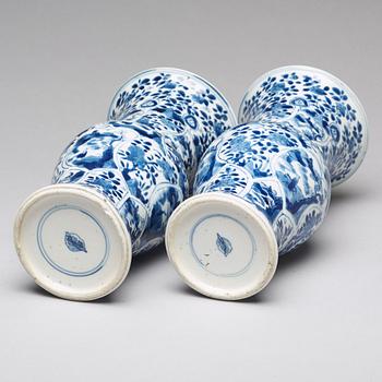 A pair of blue and white vases, Qing dynasty, Kangxi (1662-1722).