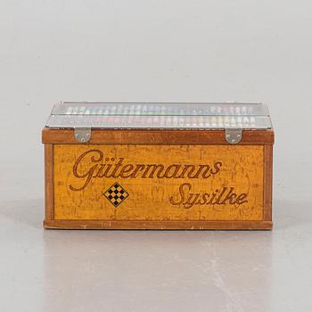TRÅDRULLESKÅP och MÄTSTICKA, Gütermanns Sysilke.