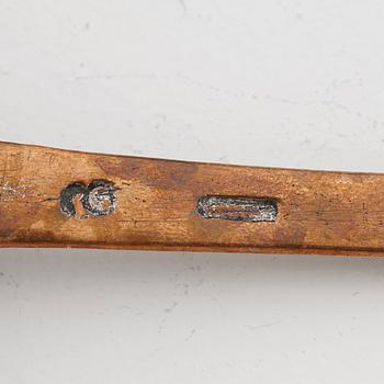 A serving spoon by Isak Gråsten (1770-1821), Wedevåg.