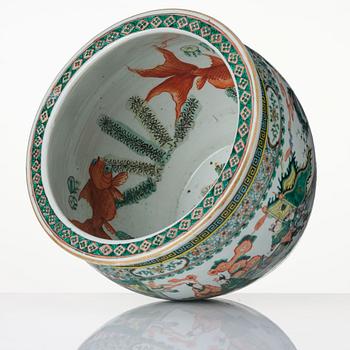 Fiskbassäng/Ytterfoder, porslin. Qingdynastin, 1800-tal.