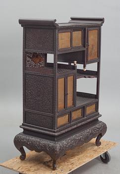 SKÅP. Japan, tidigt 1900-tal.