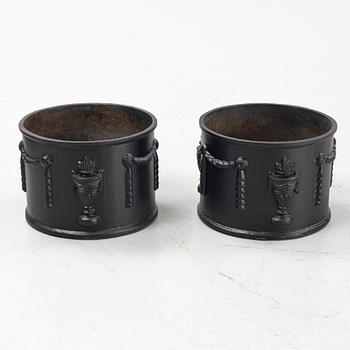 Trädgårdsurnor, ett par, gjutjärn, 1900-talets andra hälft.