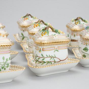 CRÈMEKOPPAR, åtta stycken, porslin. "Flora Danica", Royal Copenhagen, 1900-tal.