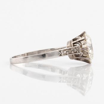 Ring platina med en gammalslipad diamant.