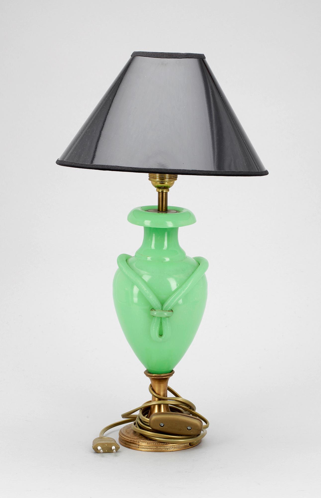 BORDSLAMPA, opalinglas, 1800-talets senare hälft.