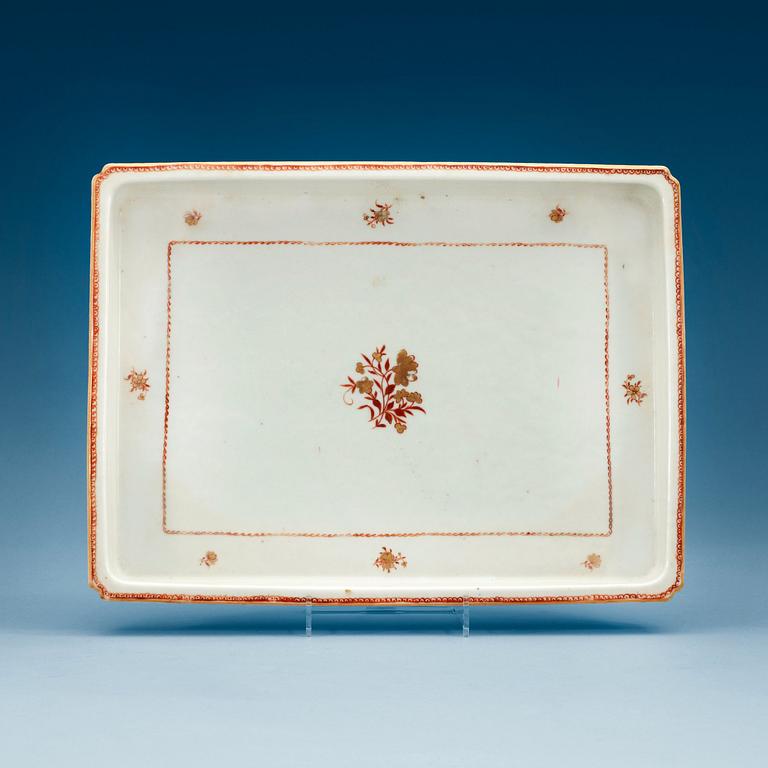 An enamelled export tray, Qing dynasty, Jiaqing (1796-1820).