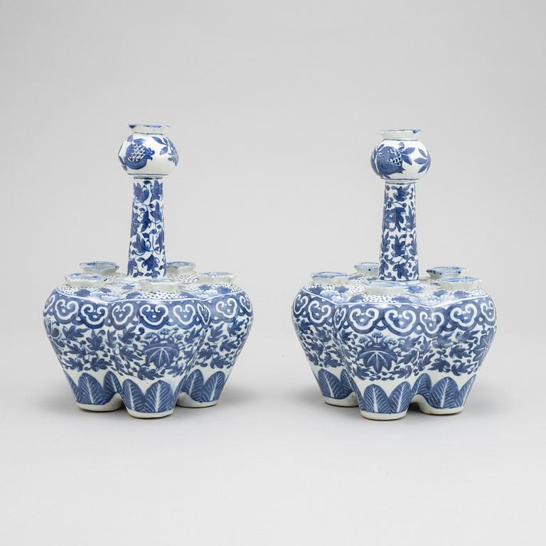 A pair of blue and white tulipvases, Qing dynasty, 19th Century.