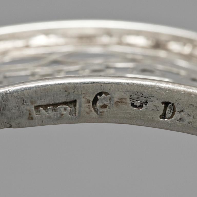 SALTKAR, ett par, silver och glas, otydl stplr, trol Stockholm 1786. Tot vikt exkl insats 95 g.