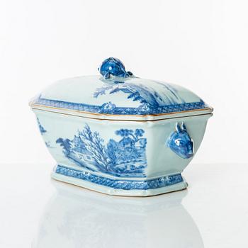 A blue and white tureen with cover, Qing dynasty, Qianlong (1736-95).