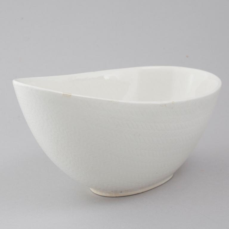 34 pieces of porcelain tableware by Hertha Bengtson for Rörstrand, model "Blå eld", second half of the 20th century.