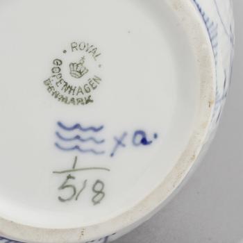 KAFFESERVIS, 35 delar, porslin,  "Musselmalet", Royal Copenhagen, 1900-talets andra hälft.