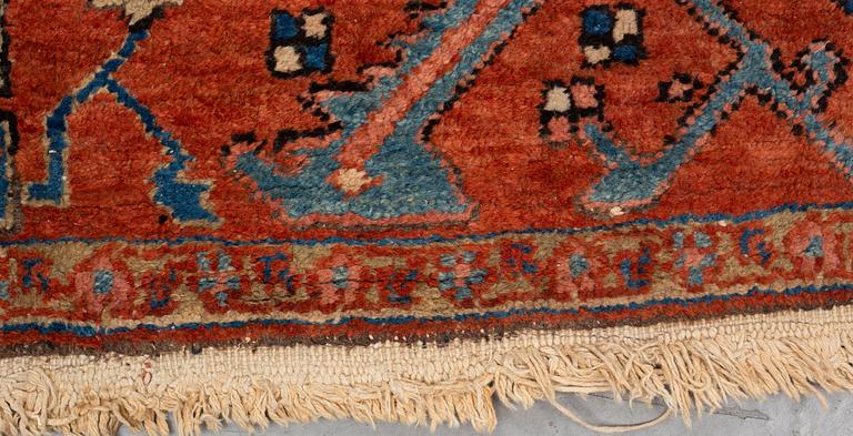Matto, antique Heriz, ca 334 x 271-276 cm ( ca 1-4 cm flat weave at the ends).