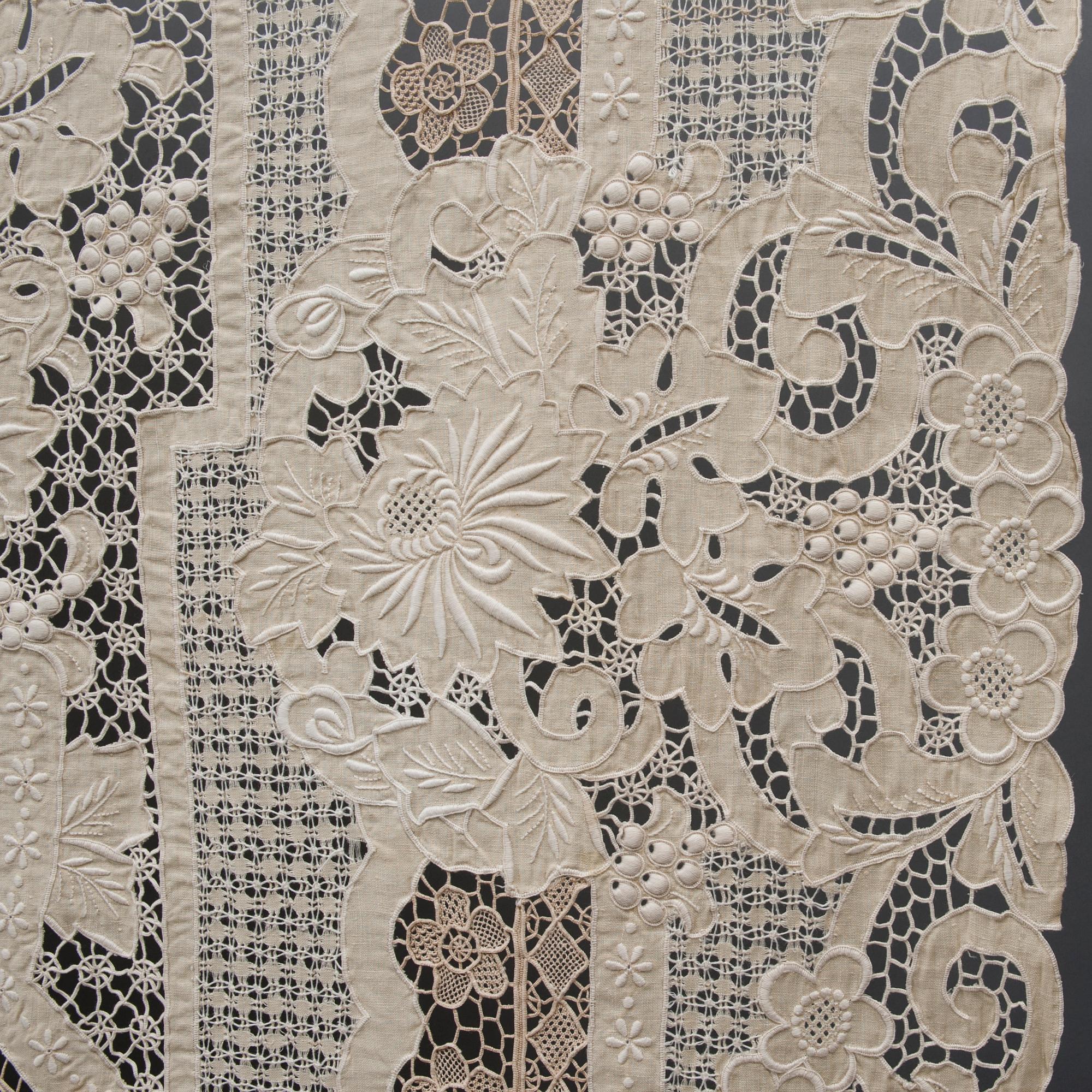 BORDDUK, linne och spets.