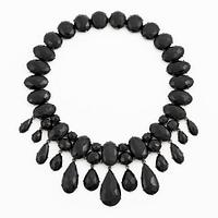Collier silver med stora fasettslipade svarta stenar.