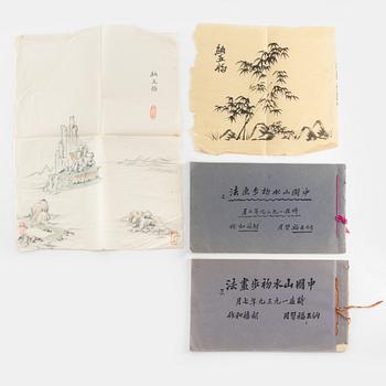 Böcker med tuschlaveringar, två stycken samt två stycken tuschlaveringar/teckningar på papper, Kina, 1900-tal.