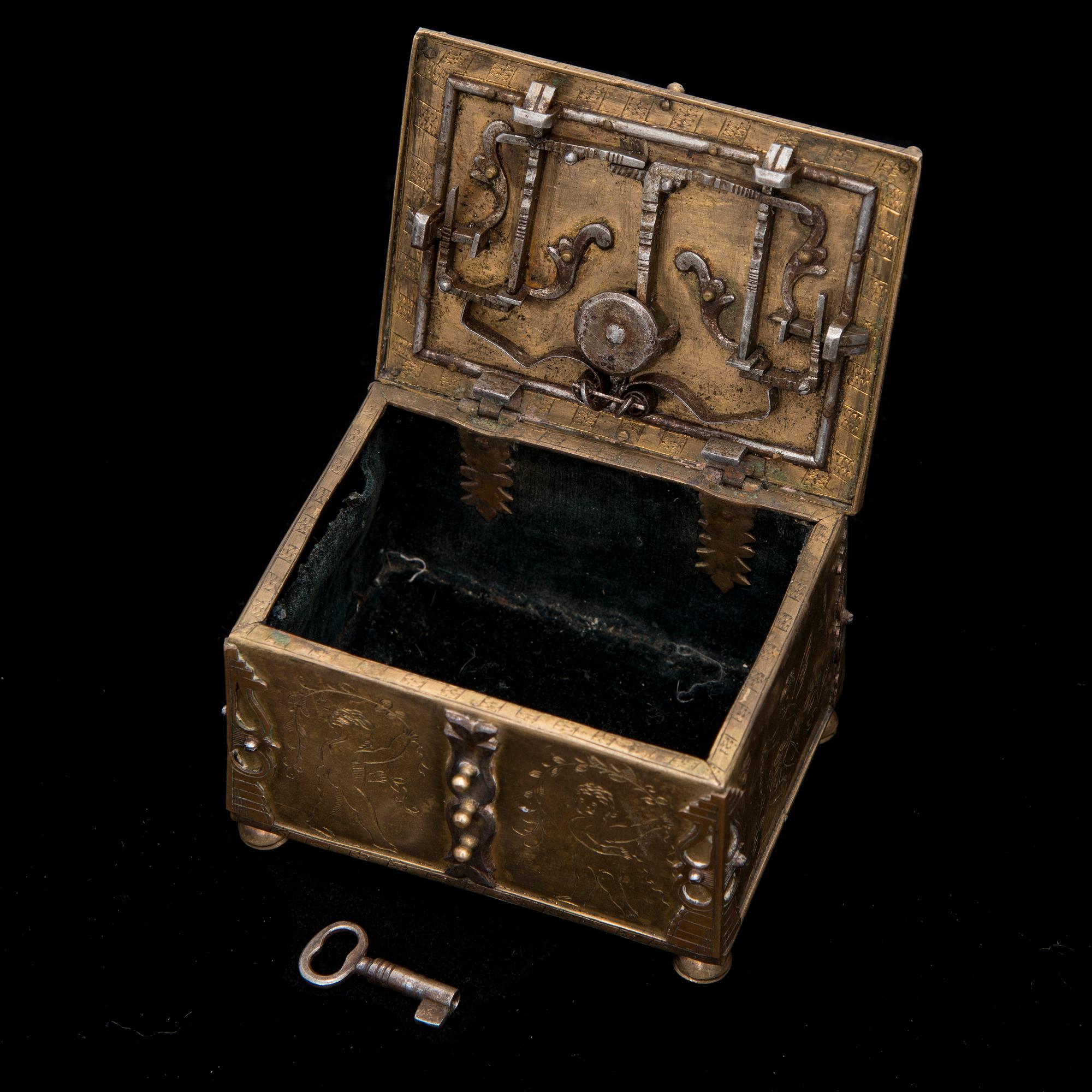 MINIATYRKISTA. Möjligen modell för penningkista. Barock 1700-tal.