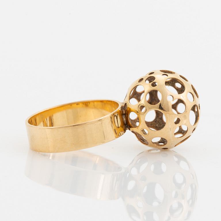 Liisa Vitali, 18K gold ring.