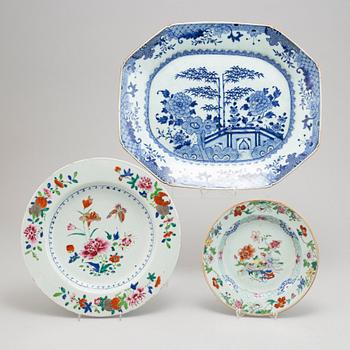 A group of a Chinese porcalain serving dish, a dish and a plate, Qing dynasty, 18th century.