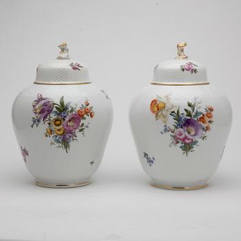 URNOR, ett par, porslin Sachsisk blomst, Kunglig dansk.