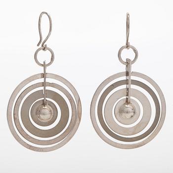 Tapio Wirkkala, örhängen "Silvermåne", sterlingsilver. Westerback, Helsingfors 1972.