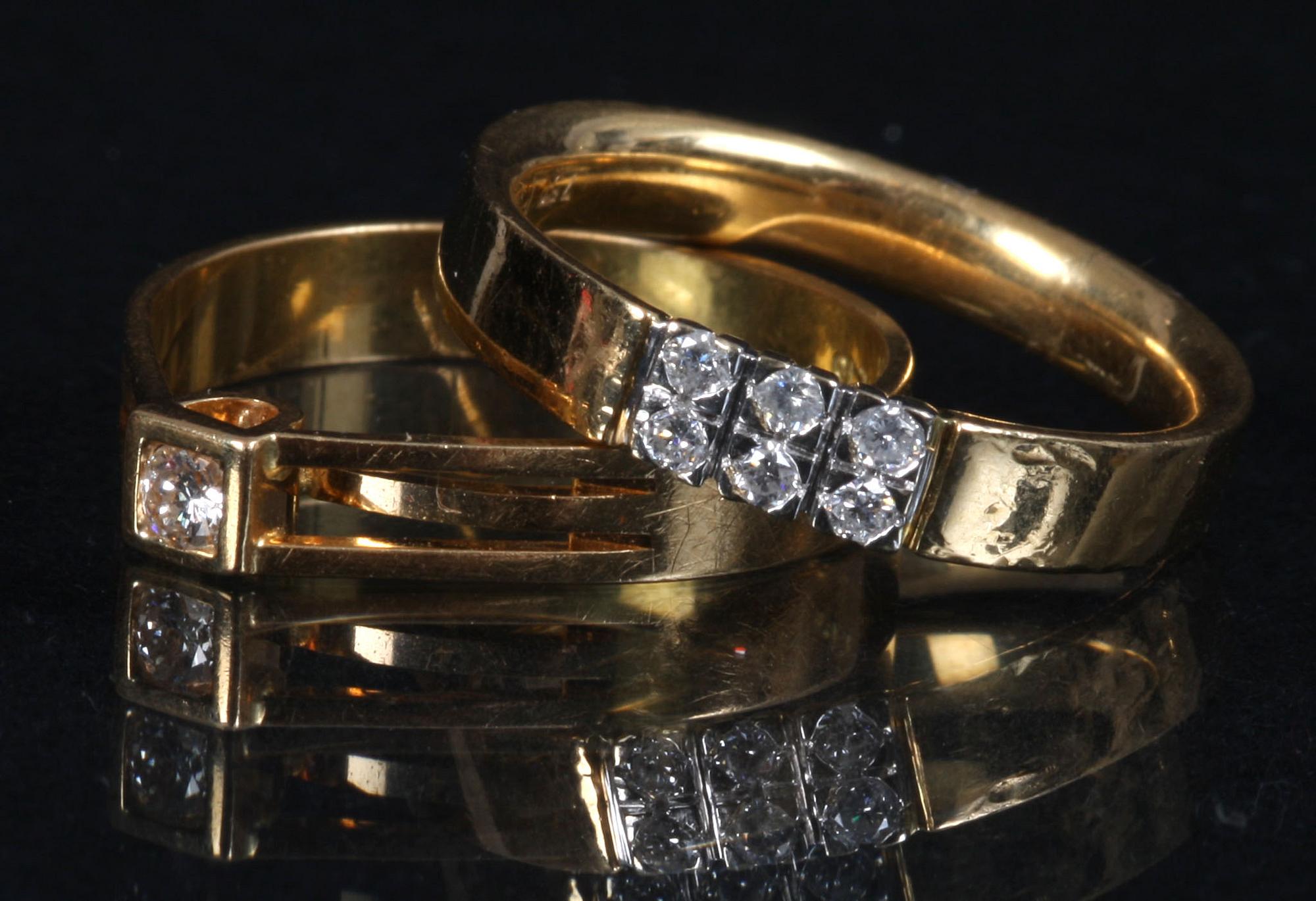RINGAR, 2 st, 18k guld samt diamanter ca 0,07 resp 0,12 k.