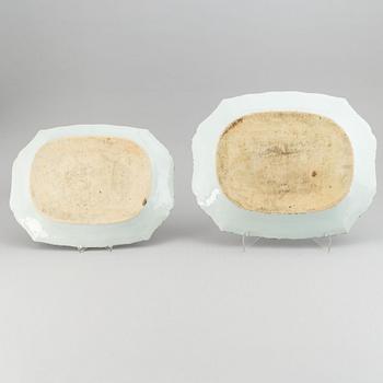 Stekfat, två stycken, kompaniporslin. Qingdynastin, Qianlong (1736-95).