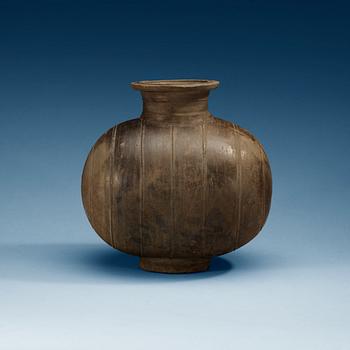 1624. KRUKA, keramik. Han dynastin (206 f.Kr. - 220 e.Kr).