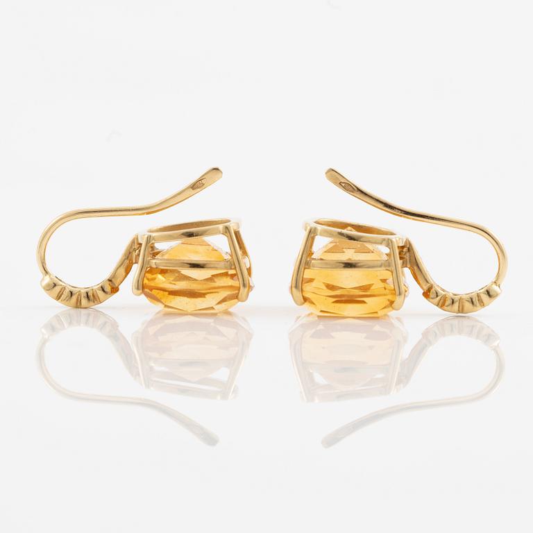 Örhängen, ett par 18K guld med citriner och briljantslipade diamanter.