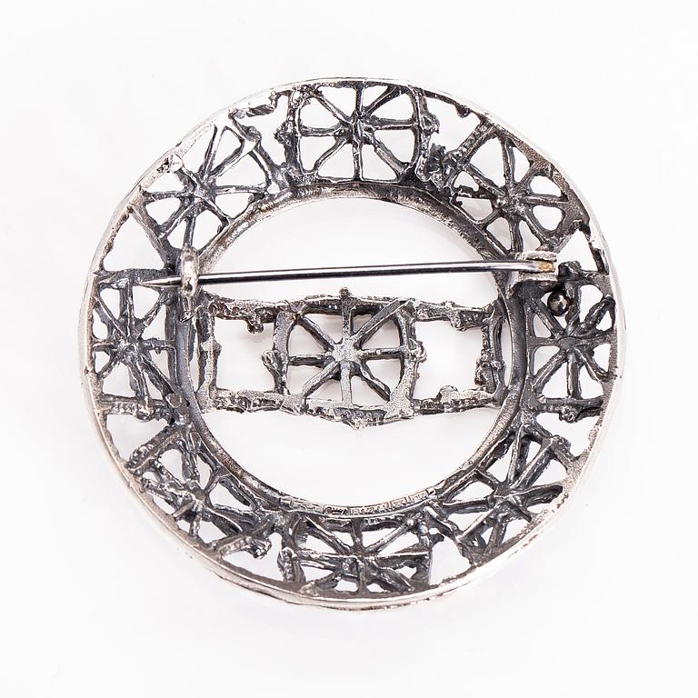 PENTTI SARPANEVA, A silver necklace, brooch and ring. Turun Hopea, Turku 1968 and 1975.