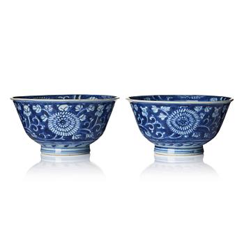 1174. A pair of blue and white reverse decorated floral bowls, Qing dynasty, Kangxi (1662-1722).