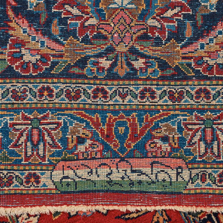 A carpet, semi-antique Kashan, ca 428,5 x 323,5 cm.